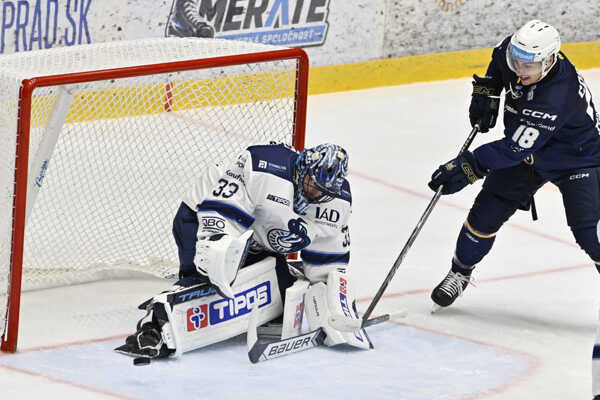 Július Hudáček v drese HK Poprad a Xavier Cormier v drese Spišskej Novej Vsi.