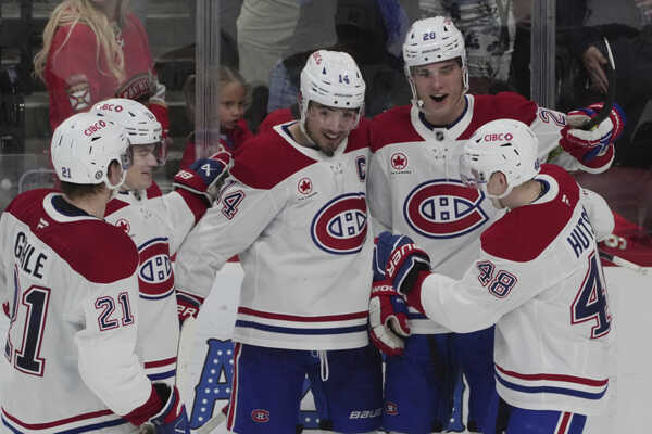 Slovenský hokejista Montrealu Canadien Juraj Slafkovský (druhý sprava) sa teší so spoluhráčmi z gólu.