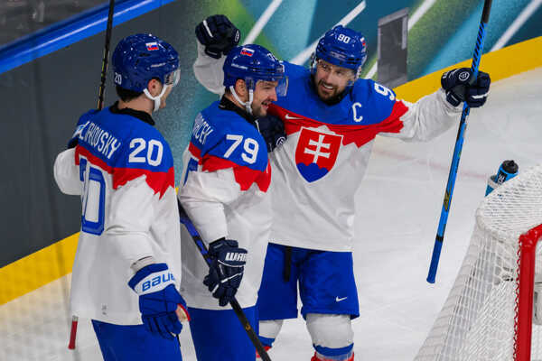 Zľava Juraj Slafkovský (Slovensko), Libor Hudáček (Slovensko) a Tomáš Tatar (Slovensko) sa radujú z gólu.