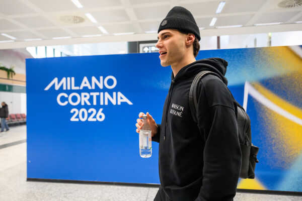 Slovenský hokejista Juraj Slafkovský počas príchodu slovenských hráčov NHL na letisko Milano Malpensa.