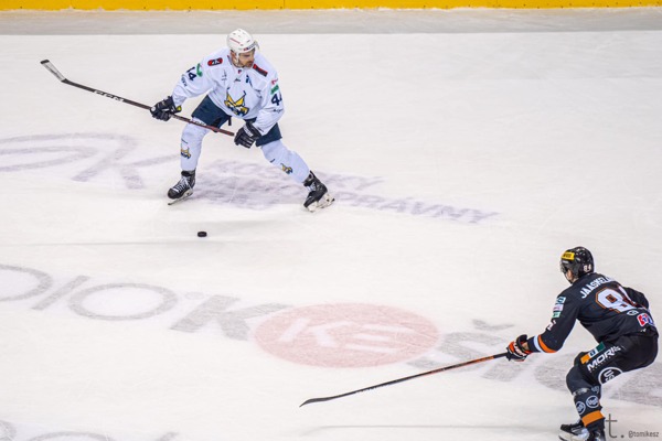 Juraj Valach posiela strelu.