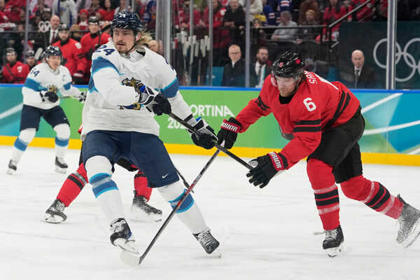 Kanaďan Travis Sanheim a Fín Roope Hintz v súboji na ZOH 2026.