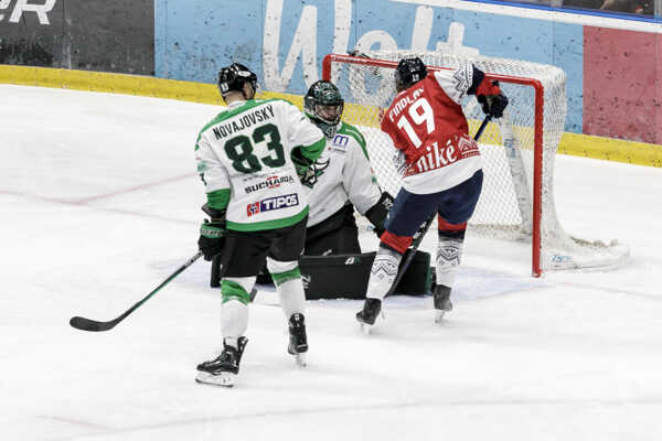 Findlay v šanci proti Zámkom. Findlay v šanci proti Zámkom.