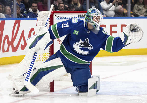 Lankinen v drese Canucks.