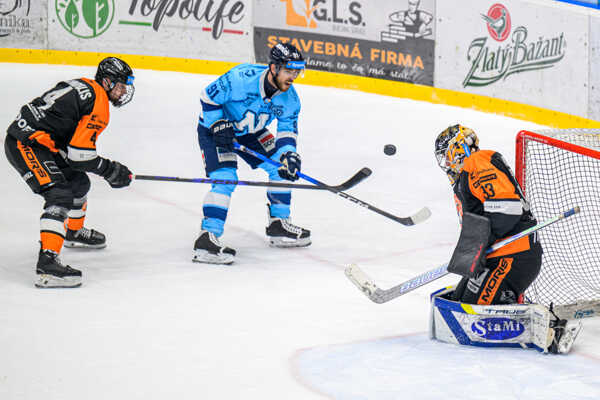 Zľava Kristofers Bindulis (Michalovce), Robert Lockwood Jackson (Nitra) a brankár Roman Durný (Michalovce).