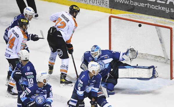 Kašík inkasuje po šanci Krivošíka.