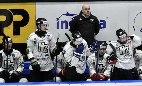 HC Nové Zámky, tréner Stanislav Petrík s hráčmi. HC Nové Zámky, tréner Stanislav Petrík s hráčmi.