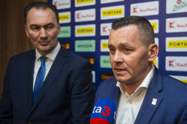Lažo a Šatan pri rozhovore. Lažo a Šatan pri rozhovore.