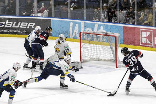 Pecararo skóruje do prázdnej brány.