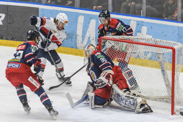 Liam Pecararo na snímke vľavo.