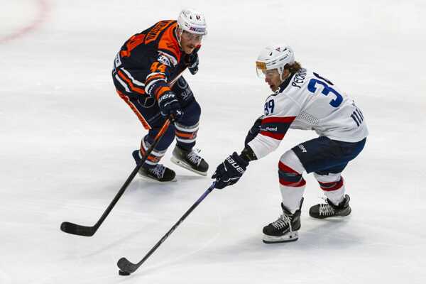 Útočník Liam Pecararo.