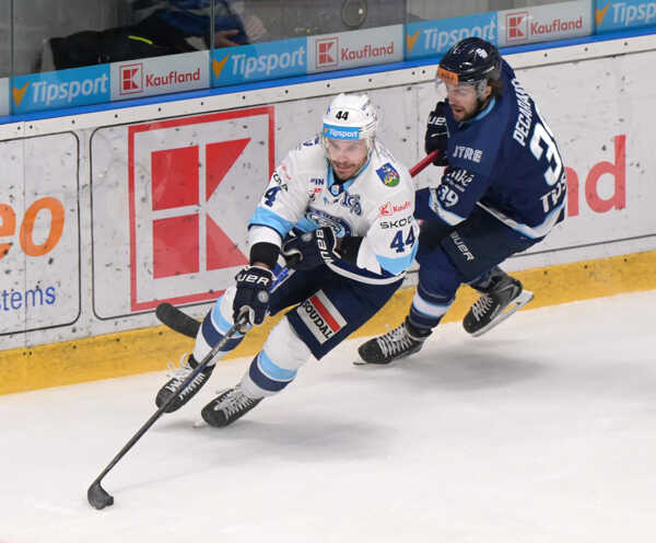 Zľava Zach Osburn (Nitra) a Liam Pecararo (Slovan) v súboji o puk.