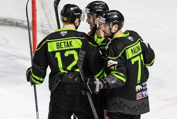 Hráči Žiliny oslavujú gól.