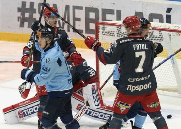 Lukáš Janča sa raduje z gólu v drese HC Slovan Bratislava.