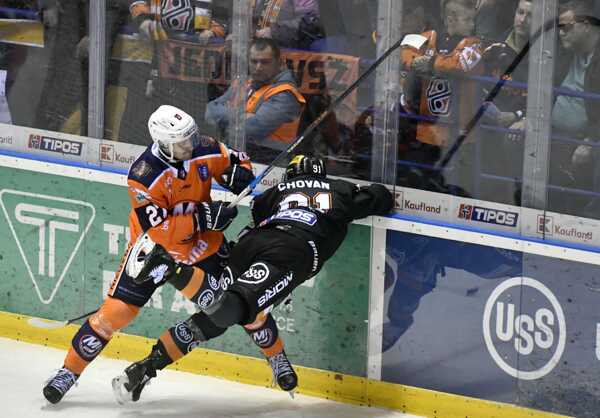 Súboj v Steel Aréne.