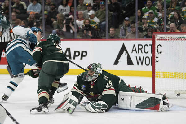 Center Macklin Celebrini (71) zo San Jose Sharks strieľa gól brankárovi Marcovi-Andremu Fleurymu z Minnesoty Wild.