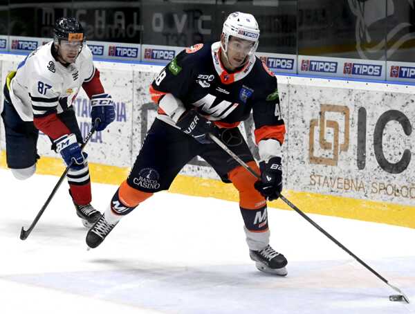 Zľava hráč HC Slovan Bratislava Marcel Haščák a hráč HK Dukla Ingema Michalovce Ivan Glazkov.