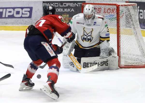 Marek Hecl zo Zvolena a brankár Filip Surák zo Spišskej Novej Vsi.