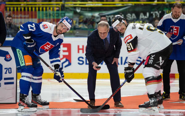 Ján Filc vhadzuje slávnostné buly.