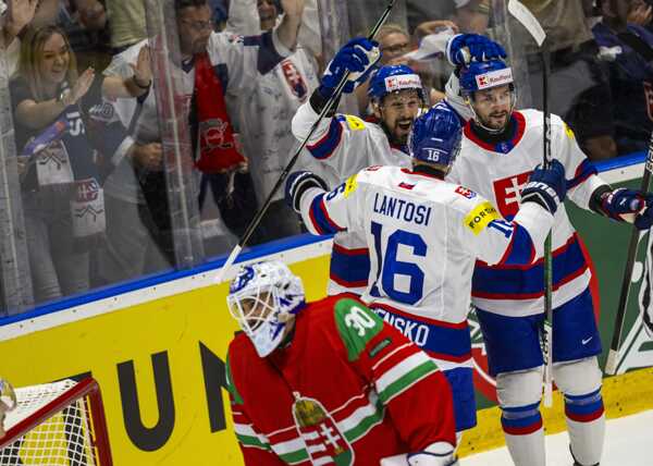 Gólová radosť slovenských hokejistov hore zľava Marek Hrivík, Róbert Lantoši a Lukáš Cingel a maďarský brankár Adam Vay.