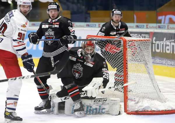 Marek Viedenský (Zvolen) a Martin Bdžoch (Banská Bystrica) a brankár Banskej Bystrice Matej Gajan.