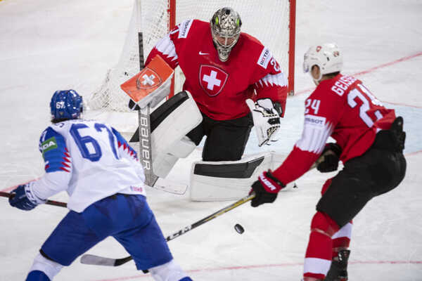Zľava Marián Studenič (Slovensko), brankár Reto Berra (Švajčiarsko) a Tobias Geisser (Švajčiarsko) na MS 2021.
