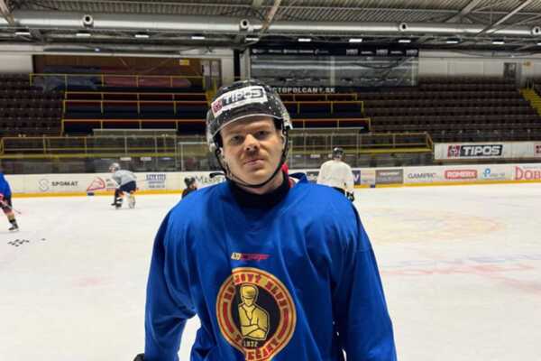 Kohút v drese v Topoľčanoch.