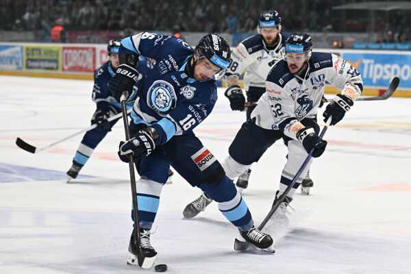 Vľavo hráč Nitry Marko Stacha a hráč Popradu Ryan Sproul.