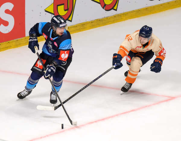 Marko Stacha v drese HK Nitra.
