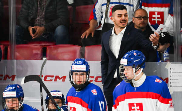 Hlavný tréner Slovenska Martin Dendis (hore vpravo) počas zápasu.