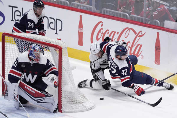 Martin Fehérváry v súboji za bránkou proti Phillipovi Danaultovi.
