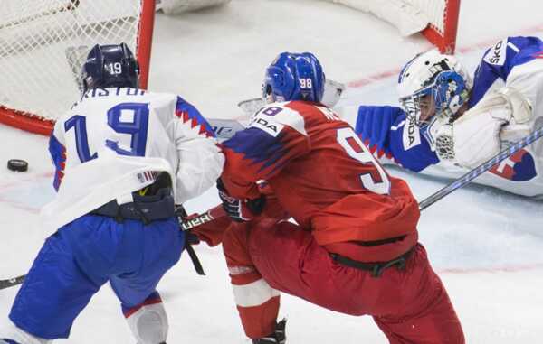 Útočník Martin Nečas (vpravo).