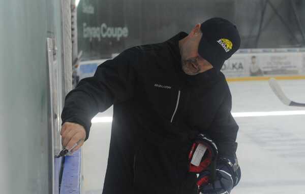 Nový tréner HC 19 Humenné kreslí taktiku hráčom.