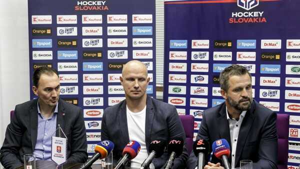 Bývalý obranca Martin Štrbák (v strede).