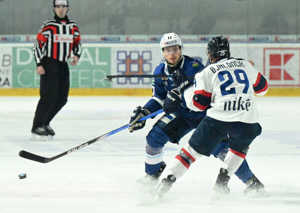 Zľava Martin Vitaloš (Nitra) a Peter Bjalončík (Slovan) v súboji o puk.