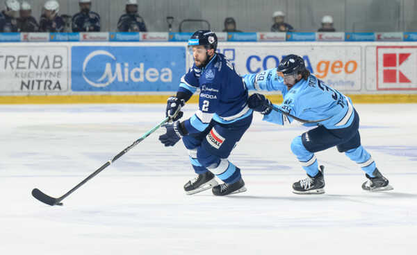 Matej Bača z Nitry a Liam Pecararo zo Slovana v súboji o puk.