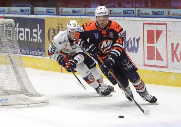 Zľava Matej Macek (Zvolen) a Ondřej Slováček (Michalovce) bojujú o puk.