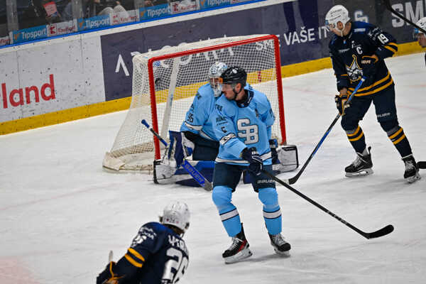 V popredí Mathias Laferriere (HK Spišská Nová Ves) strieľa vyrovnávajúci gól na 1:1.