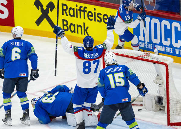 Zľava Miha Stebih (Slovinsko), brankár Slovinska Matija Pintarič, Pavol Regenda a Michal Krištof oslavujú gól.