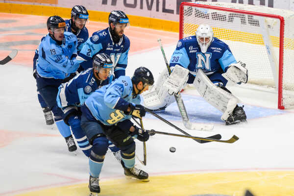 Vpravo brankár Matt Jurusik (Nitra), hráči Slovana Samuel Takáč (49), Adam Cedzo (19).