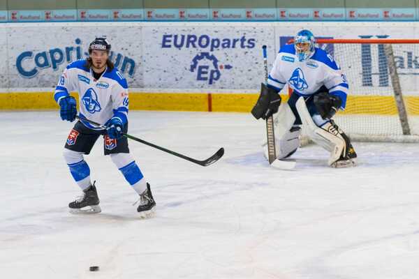 Lavička v drese HK Martin.