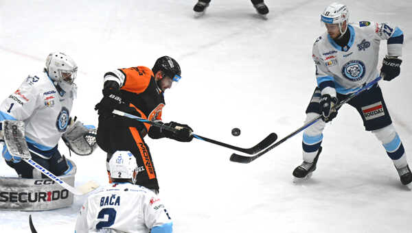 Uprostred Matúš Spodniak (Michalovce) a vpravo Martin Vitaloš (Nitra) počas zápasu.