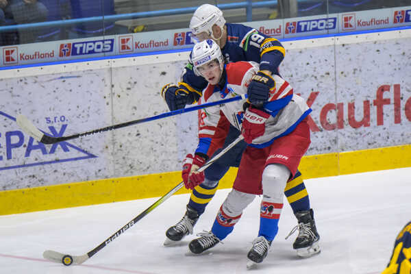 Matúš Vojtech z Liptovského Mikuláša v súboji s Branislavom Rapáčom zo Spišskej Novej Vsi.