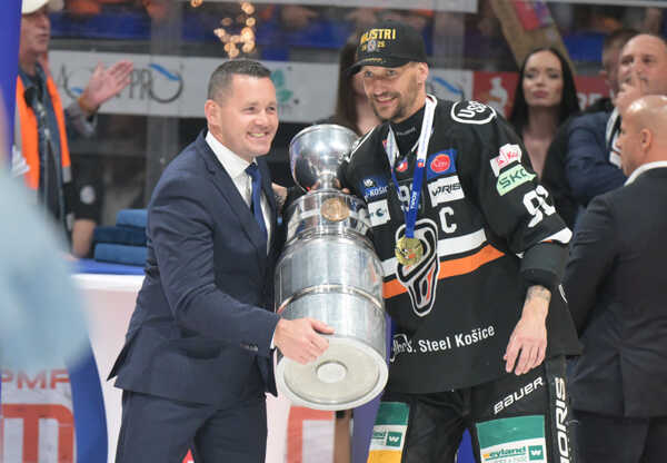 Kapitán Košíc Michal Chovan preberá majstrovskú trofej. Kapitán Košíc Michal Chovan preberá majstrovskú trofej.