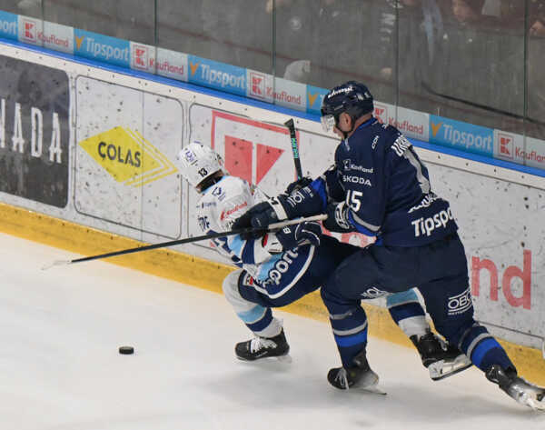 Zľava Michal Krištof (Nitra) a Jakub Urbánek (Poprad) bojujú o puk.