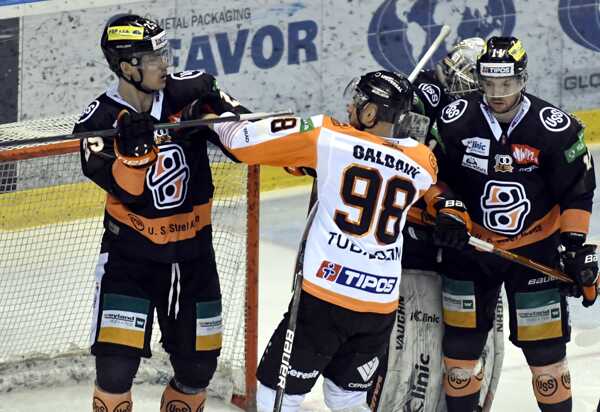 Vľavo hráč HC Košice Michal Mrázik, vpravo hráč HK Dukla Ingema Michalovce Matej Galbavý.