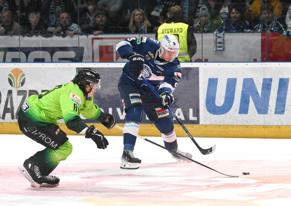 Zľava Miguel Tourigny (Žilina) a Hugo Kováč (Nitra) v súboji o puk.