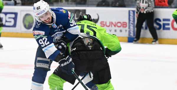 Zľava Miloš Bubela (Nitra) a Brenden Miller (Žilina) v súboji o puk.