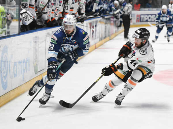 Miloš Bubela z HK Nitra a Mislav Rosandič z HC Košice.