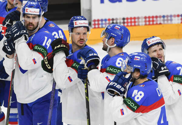 Slovenskí hokejisti v Prahe.